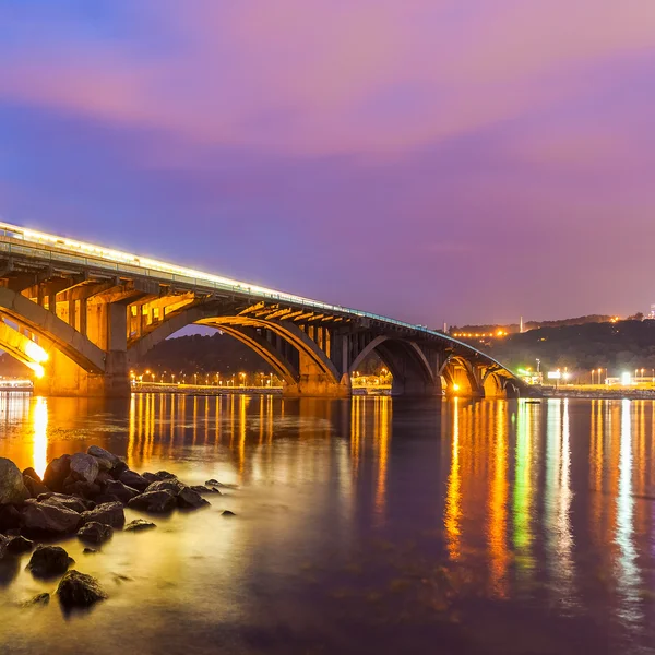 夜にキエフの地下鉄橋 — ストック写真