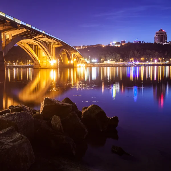 基辅地铁桥在晚上 — 图库照片