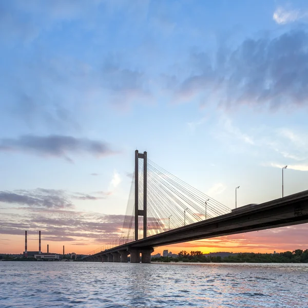 Zuid-brug in de avond de stad Kiev. Oekraïne. — Stockfoto