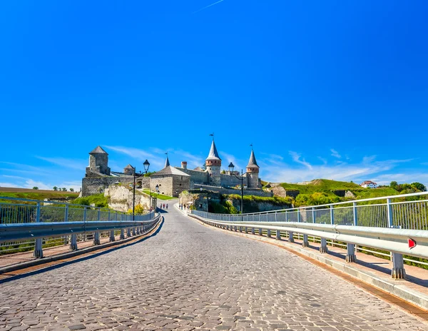 Vista do castelo medieval em ruínas na cidade de Kamenetz-Podolsk, Ucrânia — Fotografia de Stock