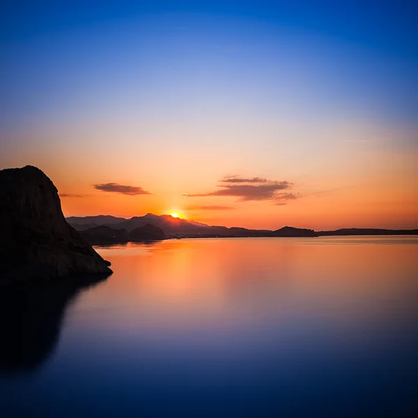 Amanecer en el Mar Negro. Paisaje marino matutino con montañas. Ucrania. Crimea — Foto de Stock