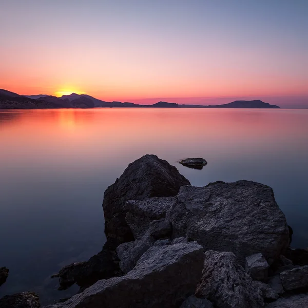 Amanecer en el Mar Negro. Paisaje marino matutino con montañas. Ucrania. Crimea — Foto de Stock