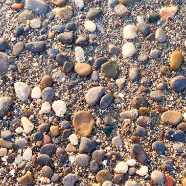 Kumsalda çakıl taşları