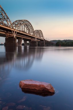 gece demiryolu köprüsünde Kiev. Ukrayna.