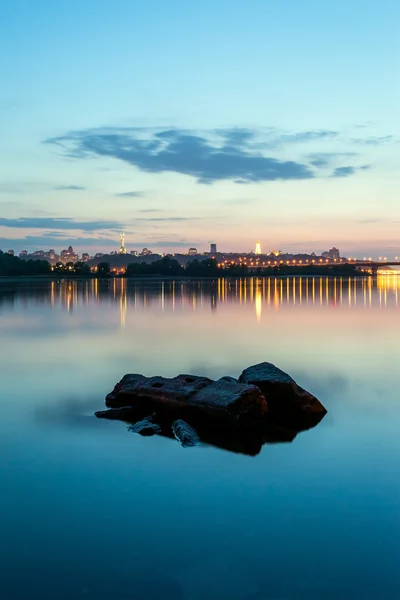 Ciudad de Kiev skyline por la noche — Foto de Stock