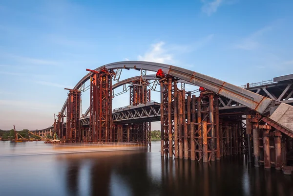 Byggandet av bron i Kiev, Ukraina. — Stockfoto