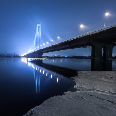 Kışın Güney Köprüsü. Ukrayna. Kiev.
