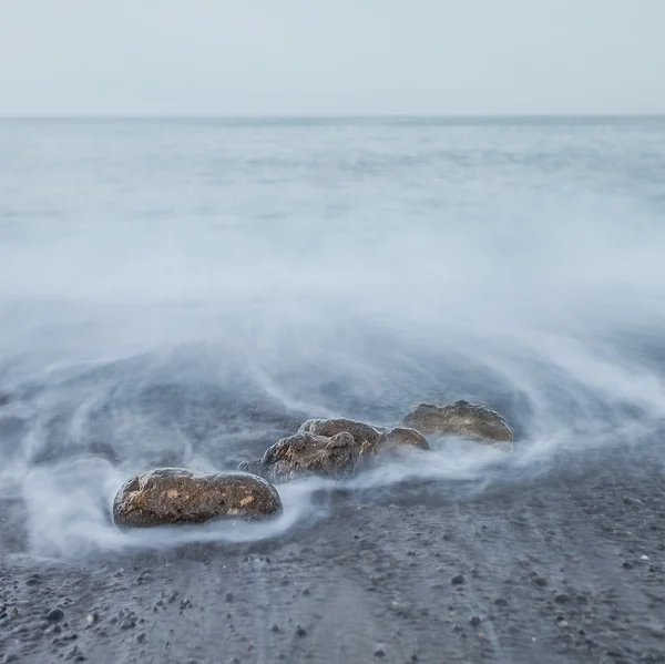 Paysage marin brumeux minimaliste — Photo