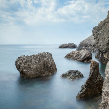 kayaların uzun pozlama ile minimalist puslu deniz manzarası