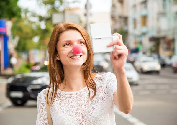 Ung flicka med en selfie bild i staden — Stockfoto