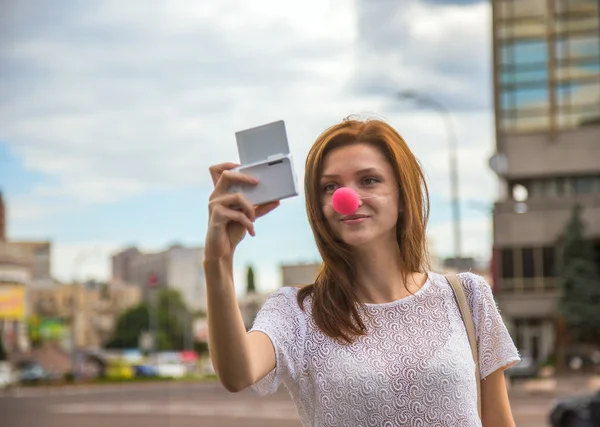 Ung flicka med en selfie bild i staden — Stockfoto