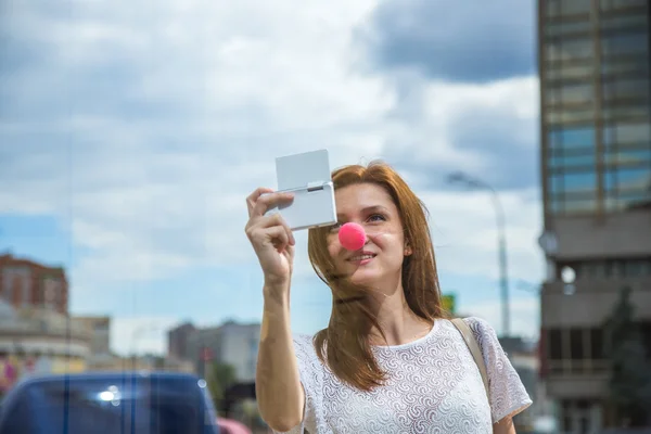 Ung flicka med en selfie bild i staden — Stockfoto