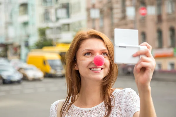 Ung flicka med en selfie bild i staden — Stockfoto