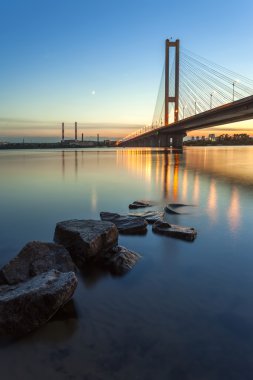 Güney Köprüsü akşam Kiev şehir. Ukrayna.