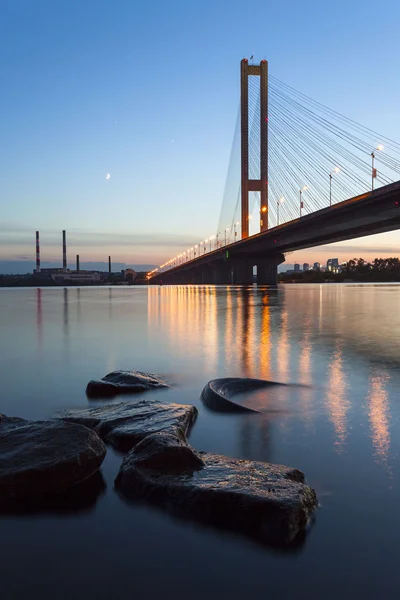 Südbrücke in der Abenddämmerung Kiewer Stadt. Ukraine. — Stockfoto