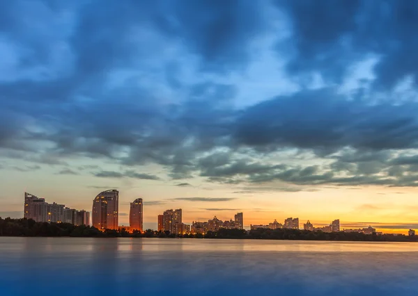 Kiev cidade horizonte à noite — Fotografia de Stock