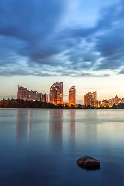 Ciudad de Kiev skyline por la noche — Foto de Stock