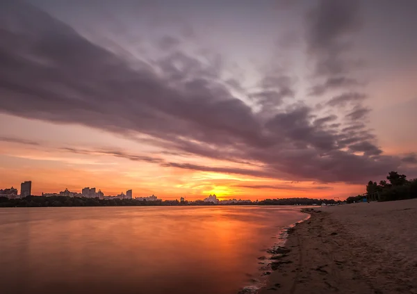 Kiev stadens silhuett genom natten — Stockfoto