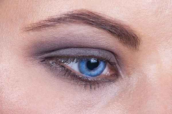 Primer plano de un ojo azul de mujer — Foto de Stock