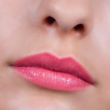 kırmızı parlak kadın dudaklar yakın çekim