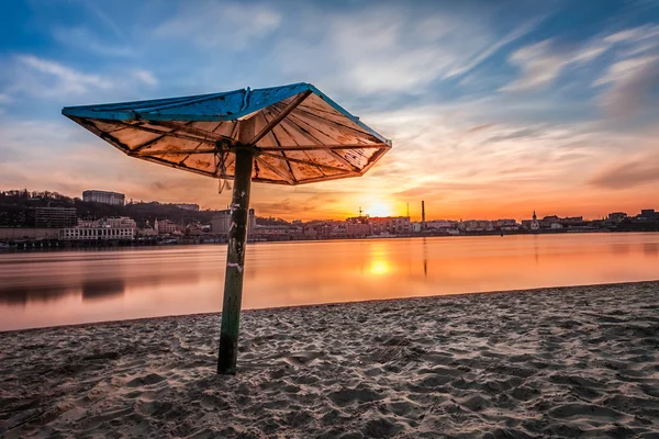 Paysage urbain du soir avec rivière et parasol — Photo