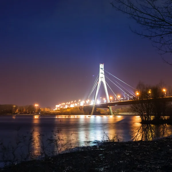 Puente de Moscú en Kiev por la noche. Ciudad de Kiev skyline — Foto de Stock