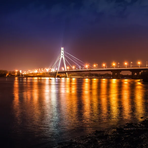 Puente de Moscú en Kiev por la noche. Ciudad de Kiev skyline — Foto de Stock