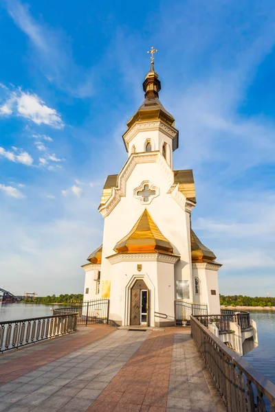 Kostel svatého Mikuláše na vodách v Kyjevě, Ukrajina — Stock fotografie