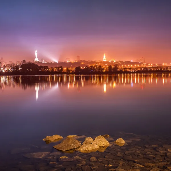 Ciudad de Kiev skyline por la noche — Foto de Stock