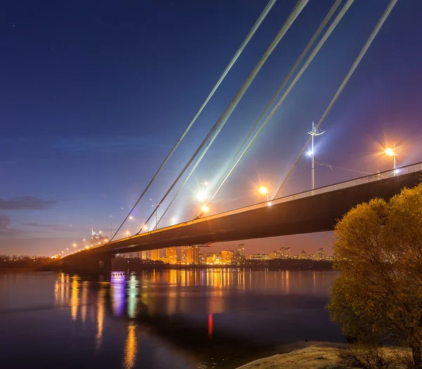 Západ slunce nad mostem a řeka ve městě. Kyjev, Ukrajina — Stock fotografie