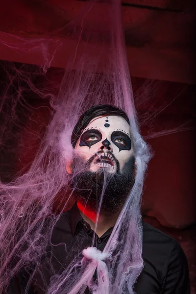 Halloween concept met jonge man in de dag van de dode masker gezicht kunst. — Stockfoto