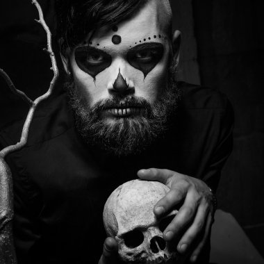 genç adam gün ölü maske yüz sanat Halloween konseptiyle.