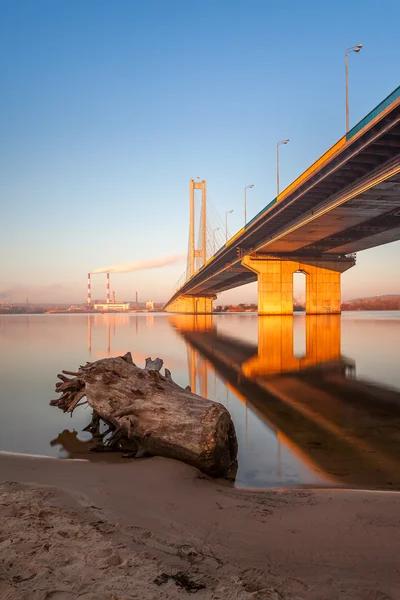 Ponte sul na cidade de Kiev de manhã. Ucrânia . — Fotografia de Stock