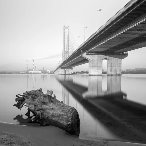 Jižní most ve městě Kiev ráno. Ukrajina. — Stock fotografie