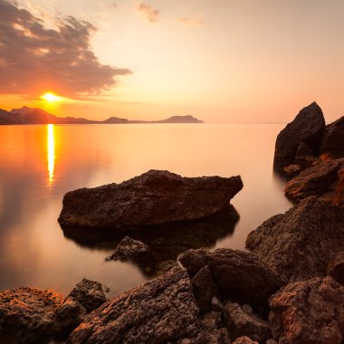 Dawn, Karadeniz. Dağları ile sabah deniz manzarası.