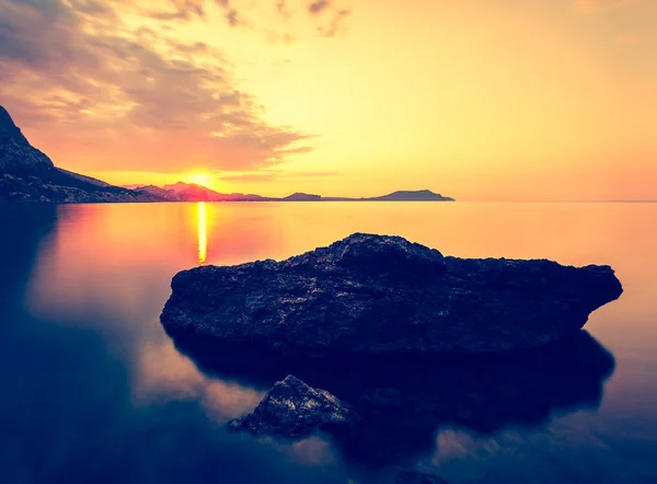 Amanecer en el Mar Negro. Paisaje marino matutino con montañas. Crimea — Foto de Stock