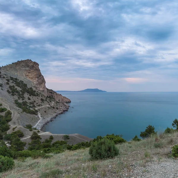 Dawn at Black sea. Morning seascape with mountains. — Stock Photo, Image