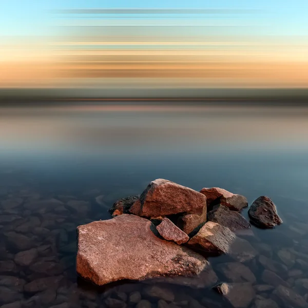 Uma paisagem marinha minimalista. Nascer do sol costeiro . — Fotografia de Stock
