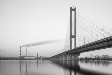 Sabah Kiev kentin Güney Köprüsü. Ukrayna.