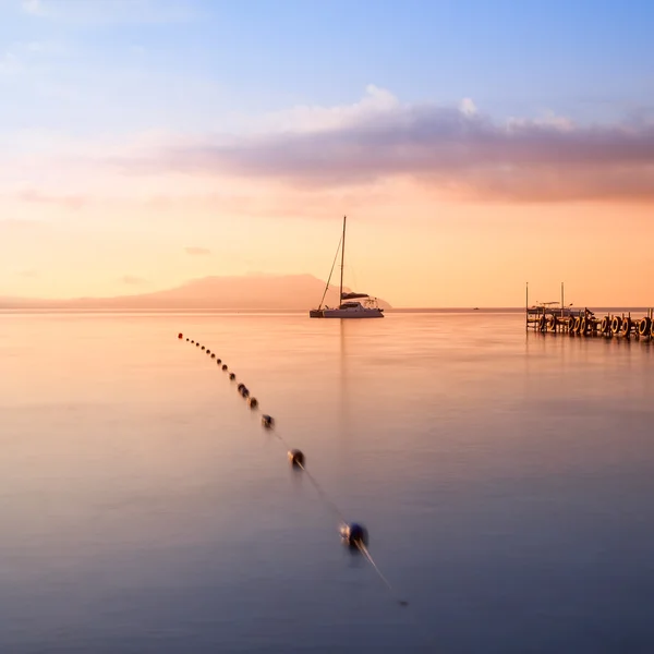 Minimalistisk marinmålning. kustnära sunrise. — Stockfoto