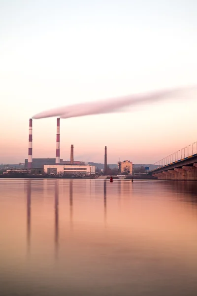 Südbrücke am Morgen Kiev Stadt. Ukraine. — Stockfoto