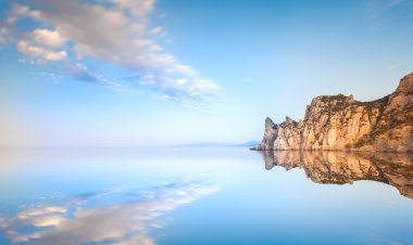 Bulutlar deniz manzara mavi gökyüzü