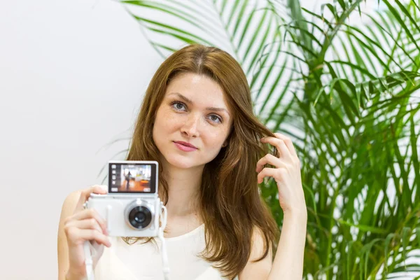 Glückliche junge Frau macht ein Selfie-Foto. — Stockfoto
