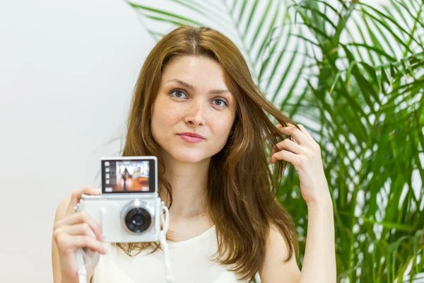 Feliz joven mujer tomando una foto selfie . — Foto de Stock