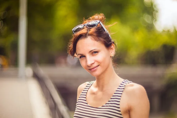 Fashion portrait of a young sexy woman wearing sunglasses with beauty bokeh — Stock Photo, Image