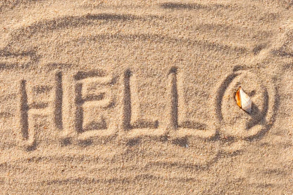 Texto hola saludo en escritura escrita a mano en una playa tropical de arena — Foto de Stock