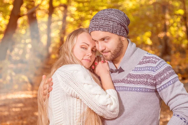 Pareja joven en otoño parque vintage estilizado —  Fotos de Stock