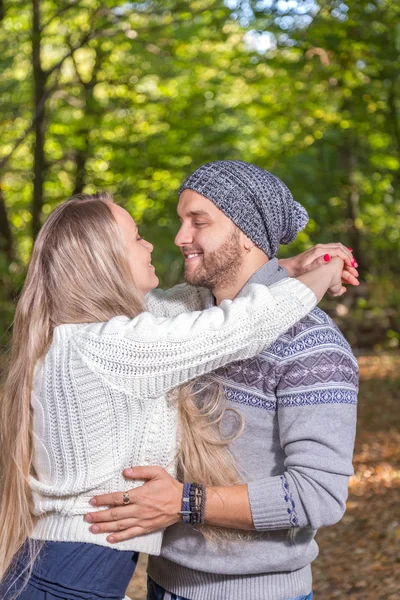 Pareja joven en otoño parque —  Fotos de Stock