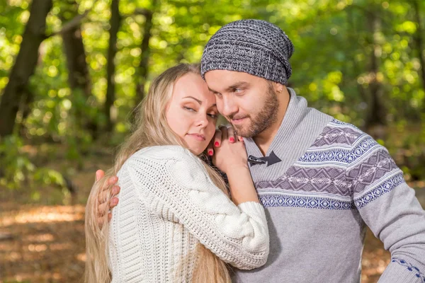 Pareja joven en otoño parque —  Fotos de Stock