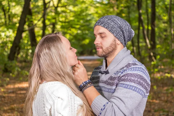 Young couple in autumn park — Stock Photo, Image